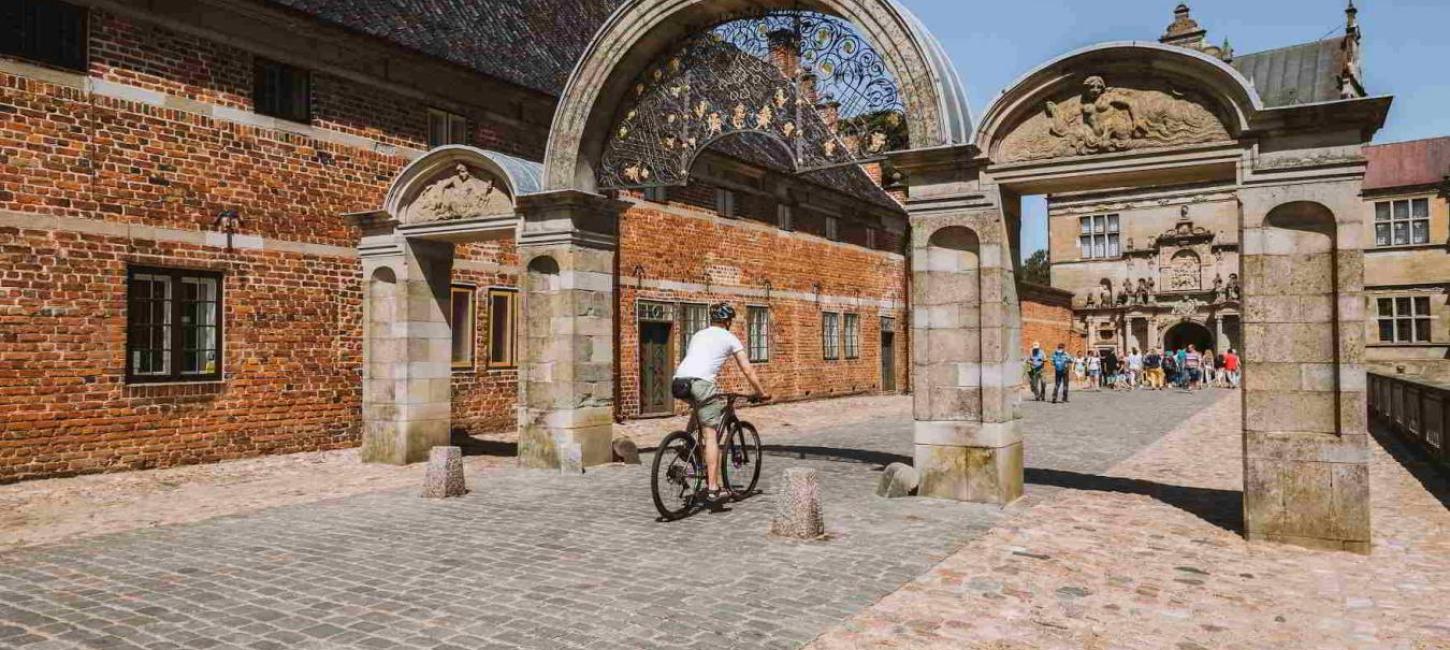 Cyklist gennem Frederiksborg slot