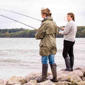 To kvinder fisker i Nordsjælland